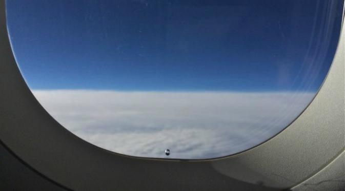 Lobang kecil di jendela pesawat terbang menggelitik rasa penasaran pembaca. Walau kecil ternyata besar manfaatnya.