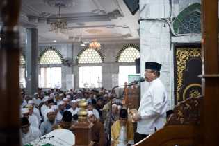 Diikuti Bupati Inhil dan Ribuan Masyarakat, Shalat Jenazah Almarhum KH Abdul Muis Kurnain di Masjid Agung Al Huda Tembilahan