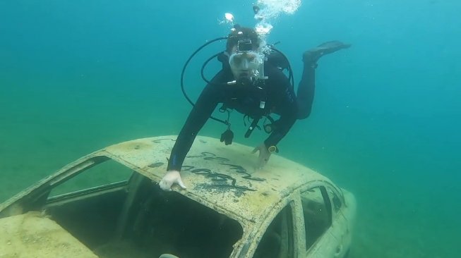 Banyak Ditemukan Kendaraan, Dasar Danau Ini Seperti Tempat Parkir