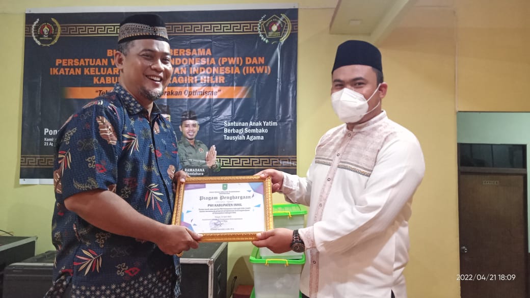 Buka Puasa Bersama, Disnakertrans Riau Berikan Penghargaan kepada PWI Inhil