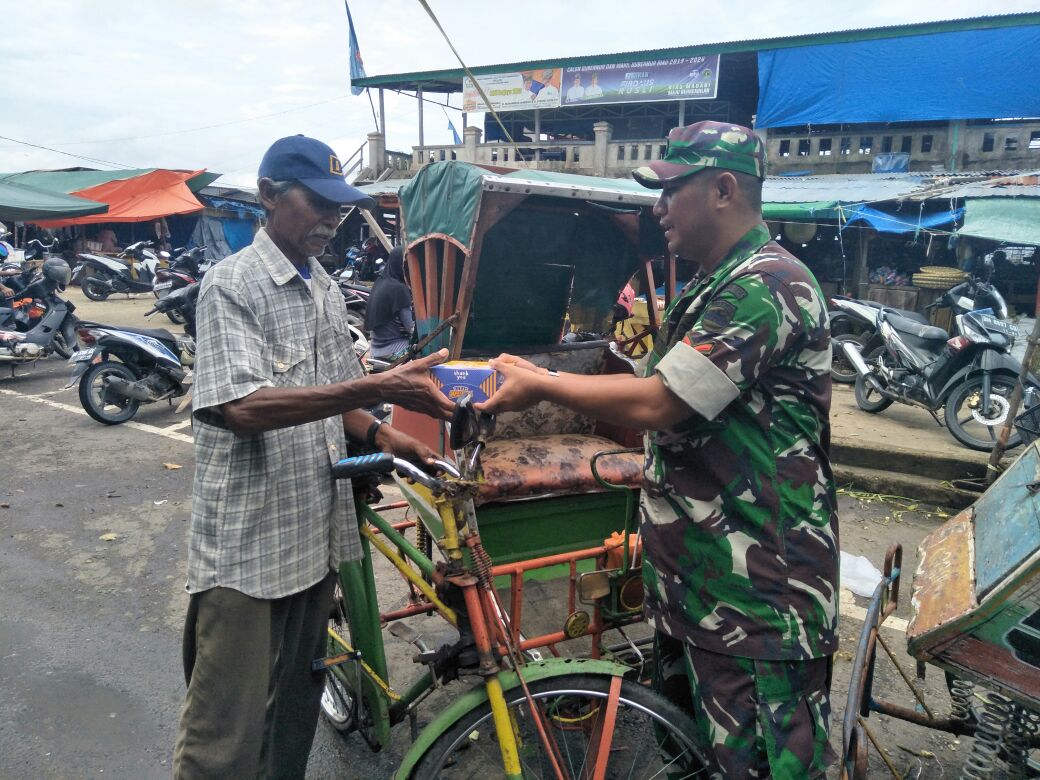 Personil Kodim 0314 Inhil Bagikan Nasi Kotak ke Tukang Becak