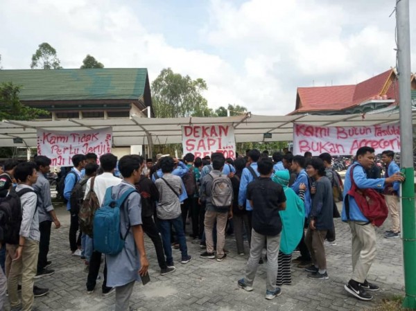 Protes Fasilitas Buruk, Mahasiswa Fakultas Sains dan Teknologi UIN Suska Riau Berunjuk Rasa
