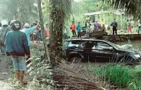 Mobil Ketua DPRD Riau Masuk Parit Ketika Reses ke Inhil