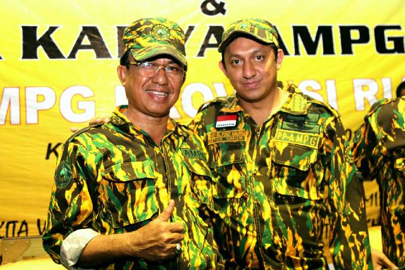 Hujan Deras Tak Surutkan Langkah Ketua DPD Golkar Inhil