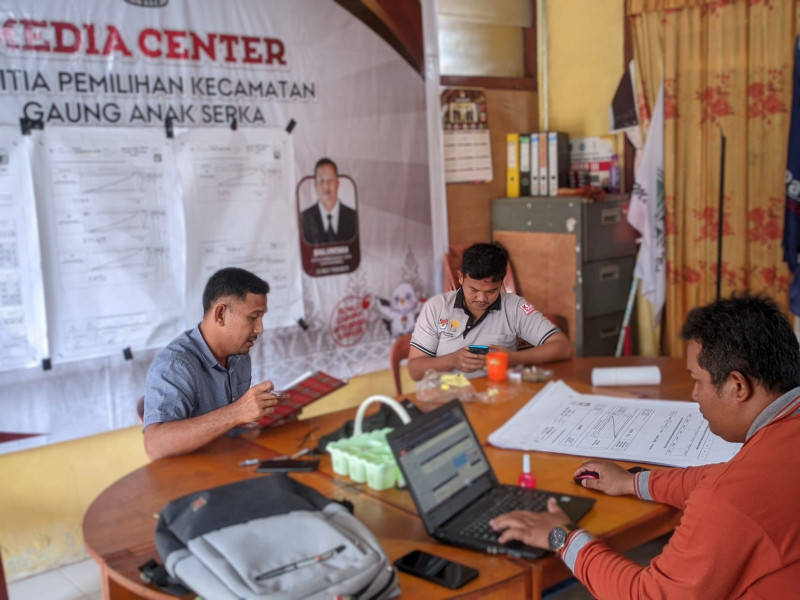 Jaga Situasi Tetap Kondusif, Kanit Intel Polsek GAS Cooling System di Sekretariat PPK