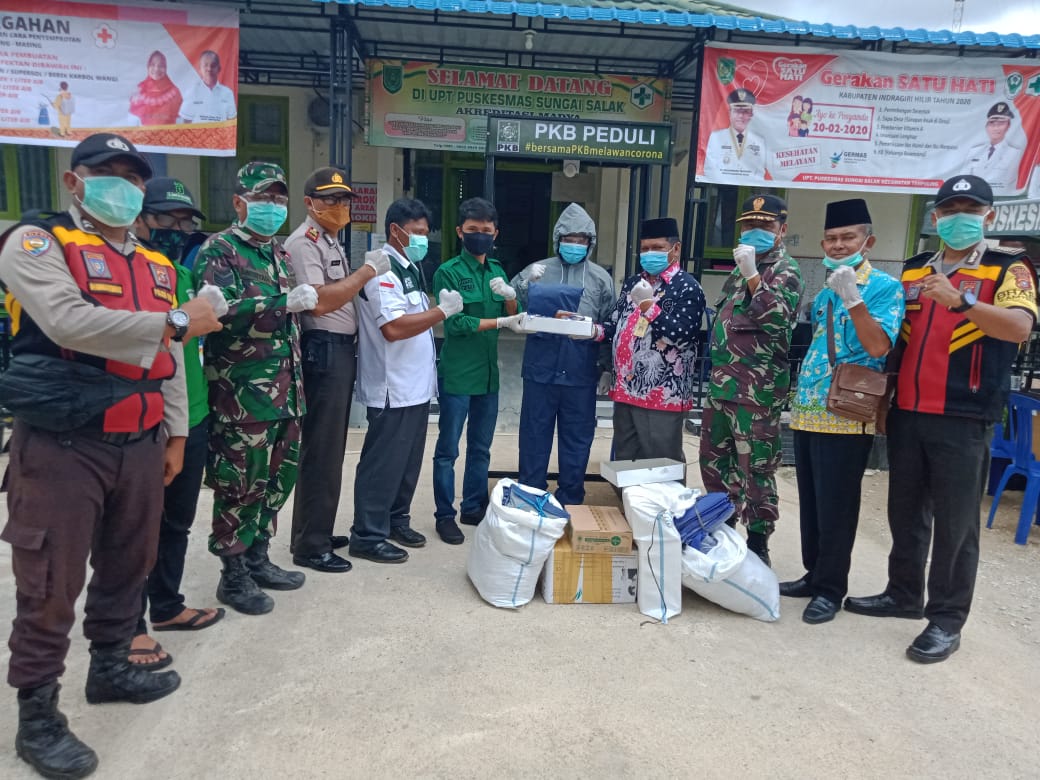 PKB Inhil Serahkan Bilik Sterilisasi dan APD untuk Puskesmas Sungai Salak
