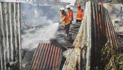 Di Duga Lupa Matikan Kompor, Lima Bangunan Hangus Terbakar