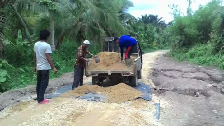 Tak Tersentuh Paket Jumbo, Warga GAS Swadaya Perbaiki Jalan