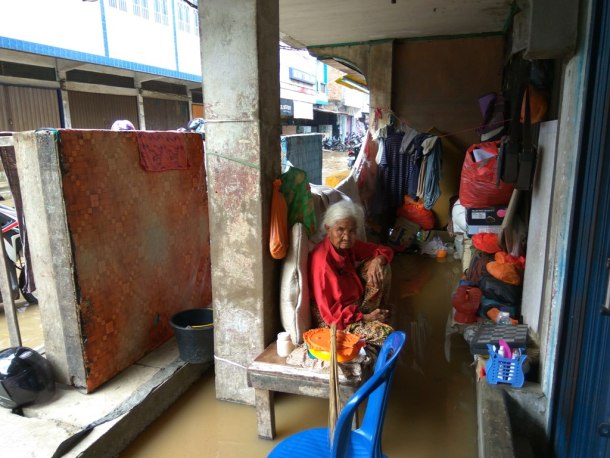 Menyedihkan, Nenek 70 Tahun di Tembilahan Ini Hidup di Emperan Ruko
