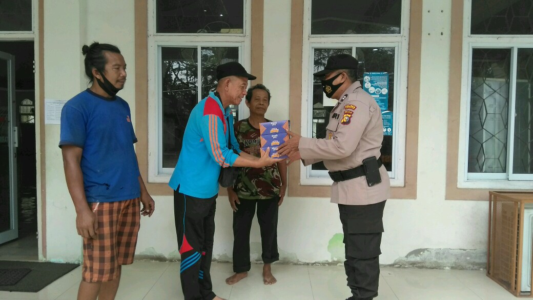 Berbagi di Jumat Barokah, Kapolres Inhil : Senang Melihat Masyarakat Tersenyum