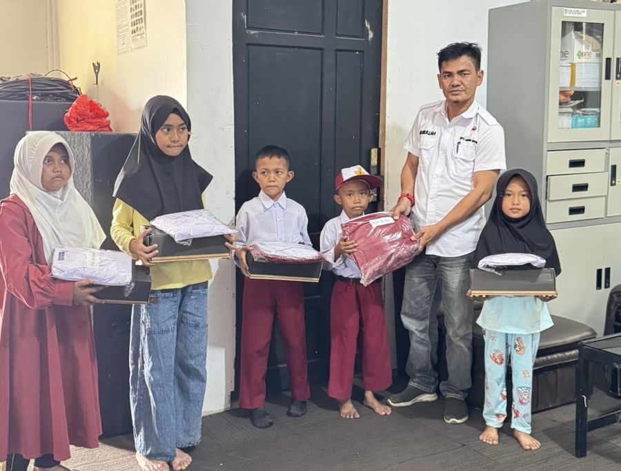 Pemdes Belantaraya Salurkan Bantuan Seragam Sekolah dari PT GIN untuk Siswa Kurang Mampu