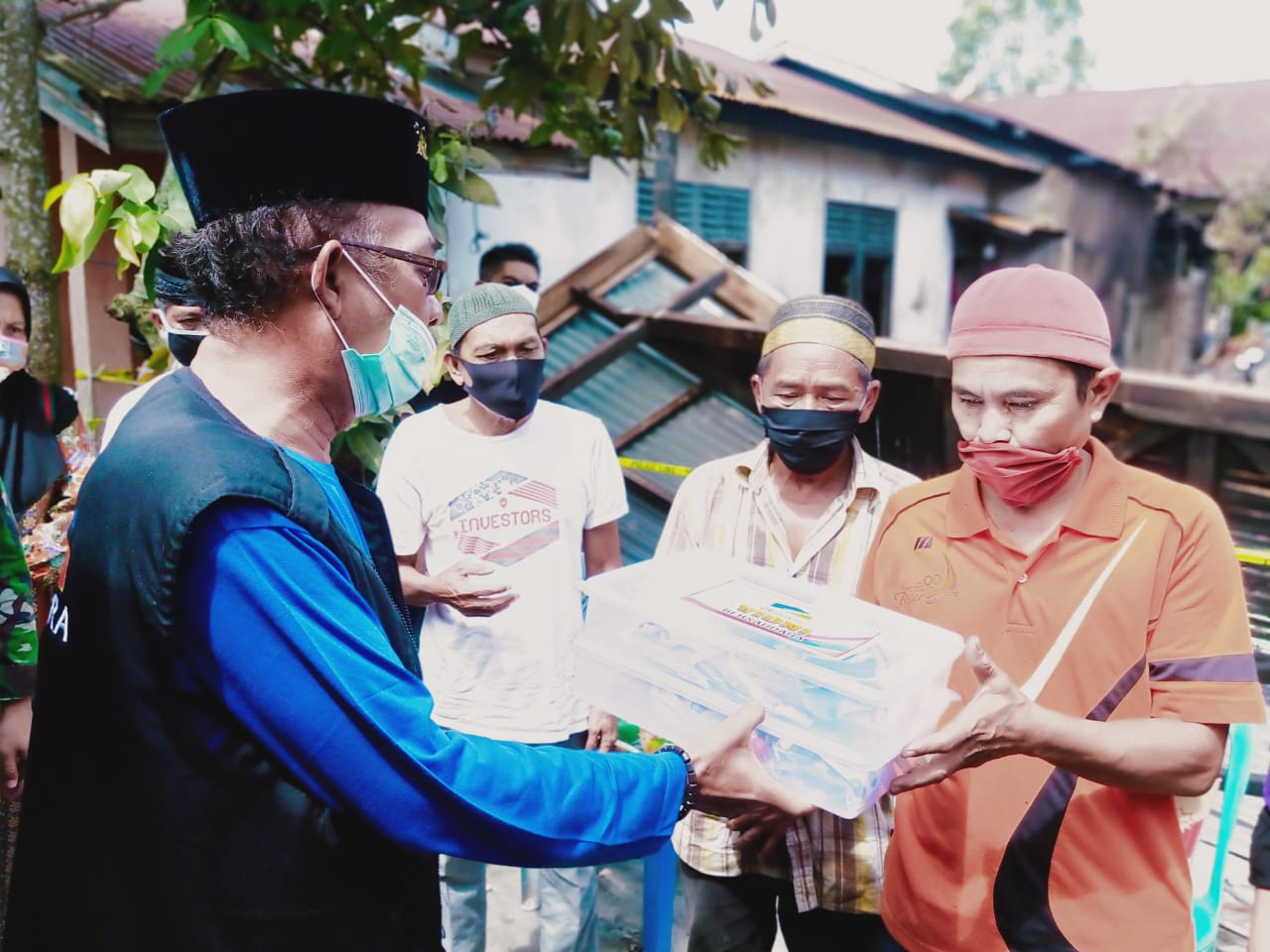 Dandim 0314 Inhil, Kapolsek dan Yayasan Vioni Bersaudara Serahkan Bantuan kepada Korban Kebakaran