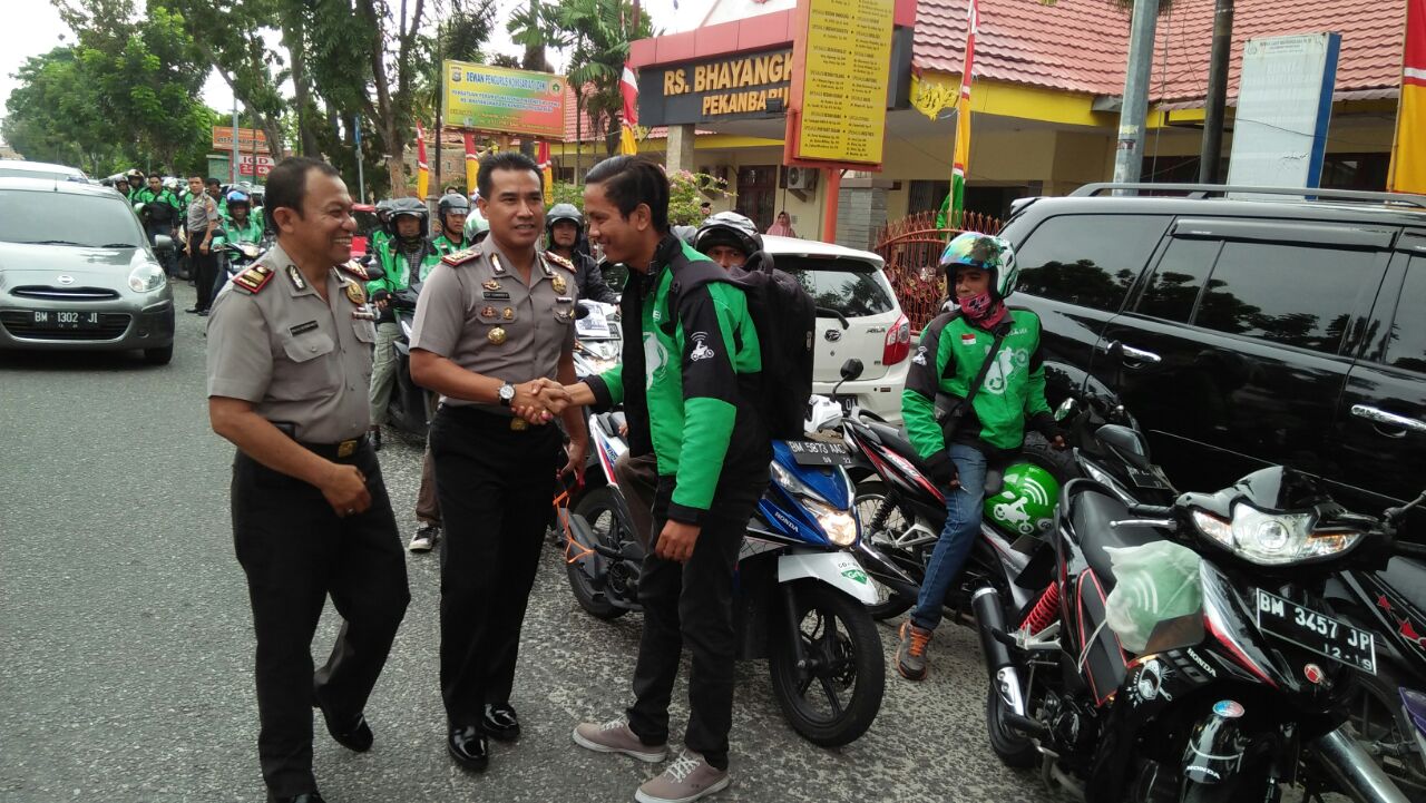 Wakapolresta Pekanbaru Melepas Jenazah Korban Supir Go car dari RS Bhayangkara