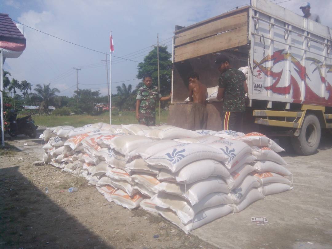 Babinsa Rumbai Jaya Awasi Pendistribusian Raskin