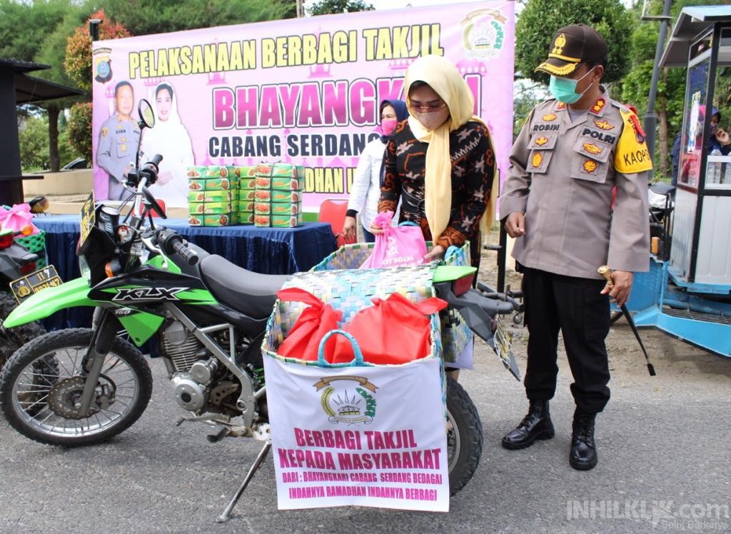Kapolre Sergai bersama Ketua Bhayangkari Cabang Sergai Bagikan 100 Takjil dan 100 Nasi Kotak