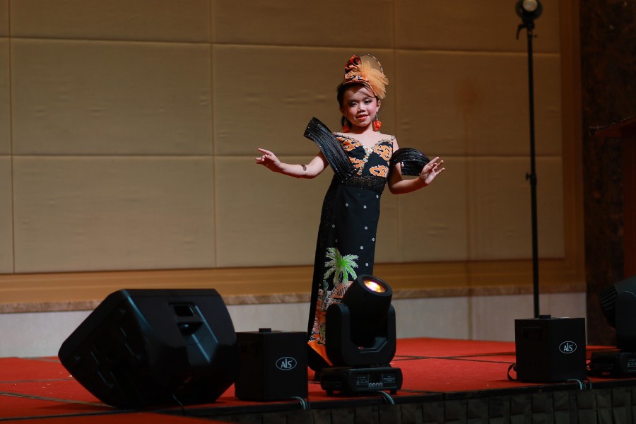 Model Cilik Tembilahan, Alesha Mikayla Hadid, Raih Penghargaan Internasional di Malaysia