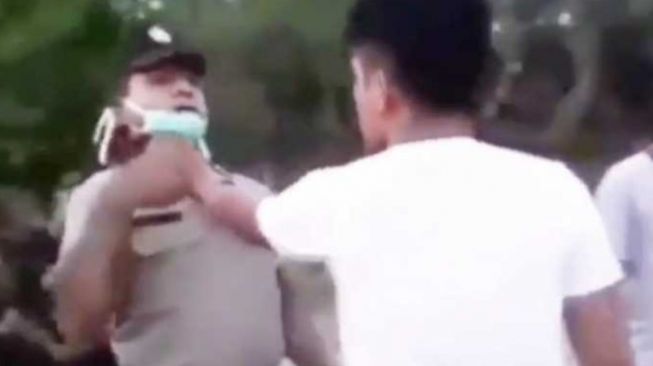 Tak Terima Ditegur, Pemuda ini Cekik Leher Polisi