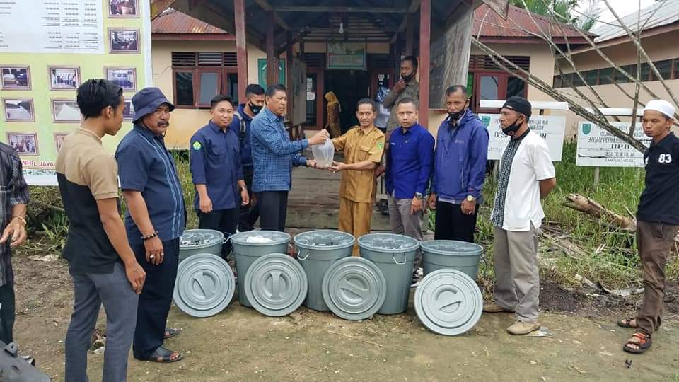 Anggota DPRD Inhil ini Contohkan Budi Daya Ikan Dalam Ember