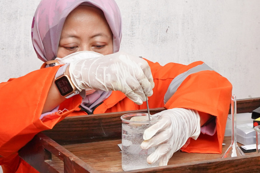 UPT Lab Lingkungan DLHK Riau Mengambil Sampel Air di Pekanbaru, Ini Tujuannya