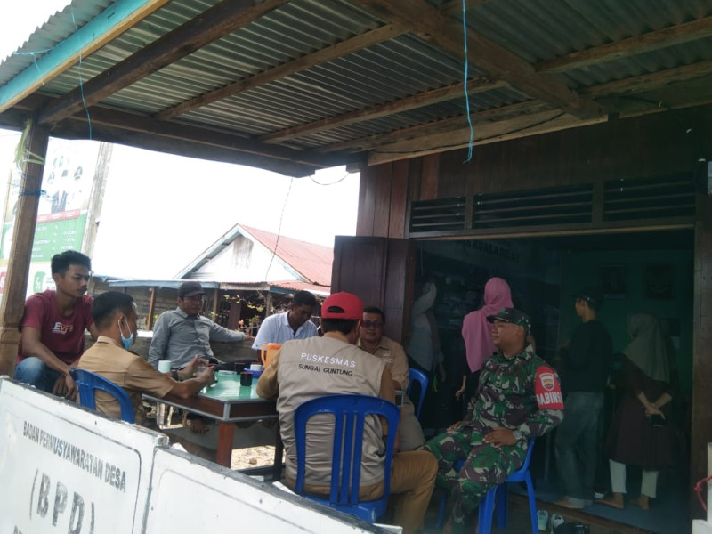 Babinsa Kuala Selat Komsos dengan Warga dan Jalin Erat Silaturahmi