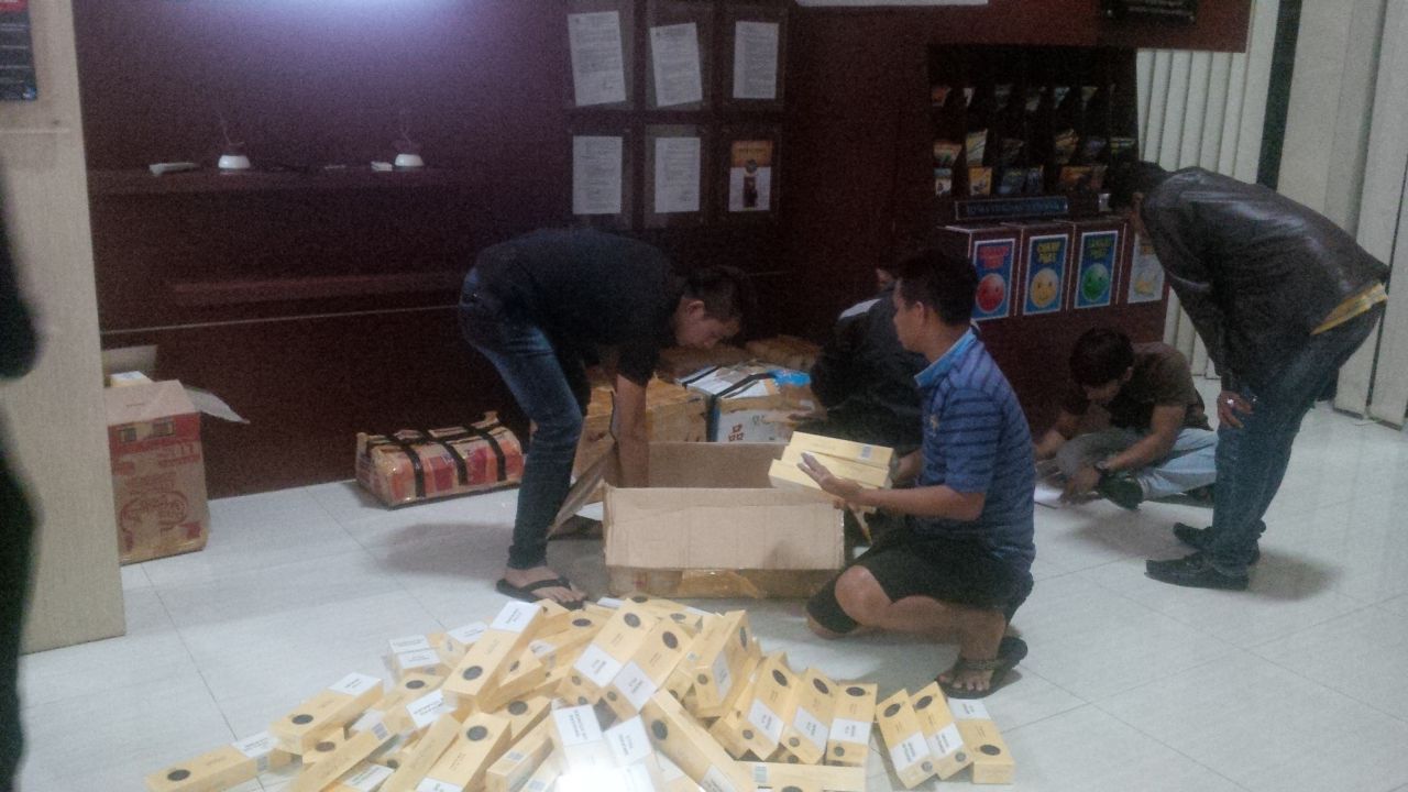 Kejari Inhil Serahkan Ratusan Miras dan Rokok ke BC