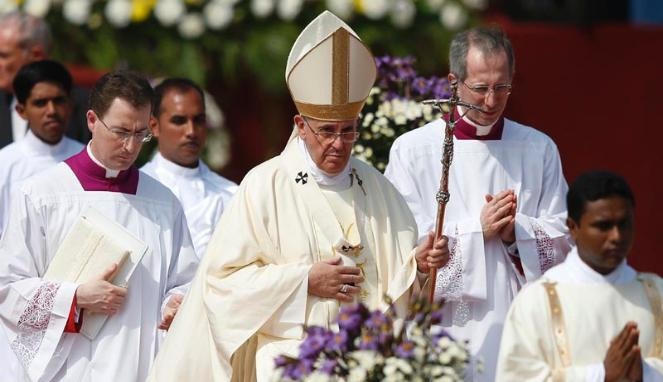 Paus Fransiskus Minta Umat Cintai Kitab Suci Seperti Ponsel