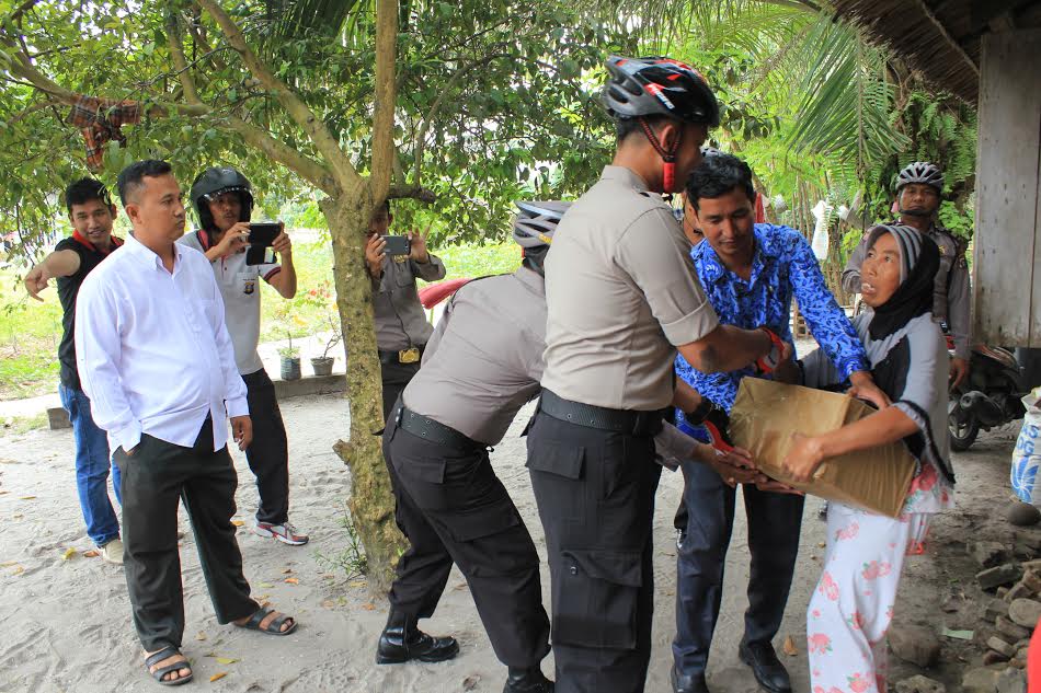 Kapolres Sergai Bagikan Sembako ke Warga Desa Pematang Kuala