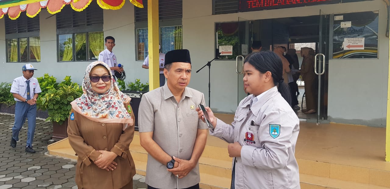 Kunjungi SMA N 1 Tembilahan Hulu, Ketua DPRD Inhil Jadi Pembina Upacara