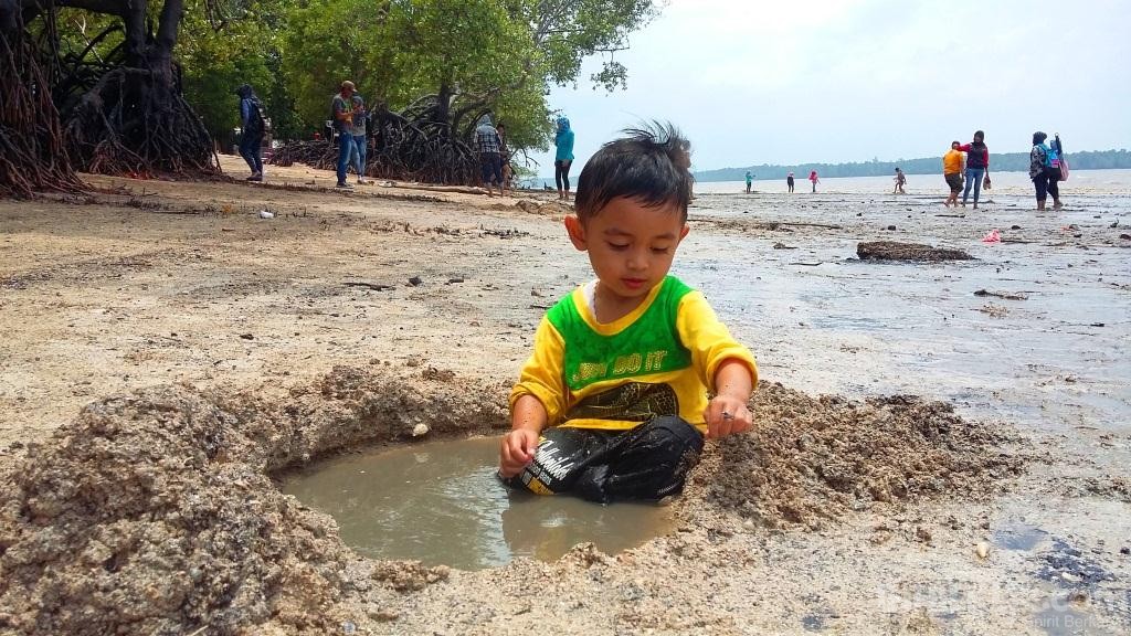 Seorang Anak Bermain di Pantai Solop