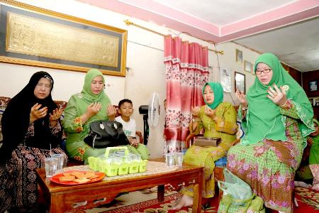 Ketua Muslimat NU Inhil Kirimkan Doa Kesembuhan Hj Fatimah