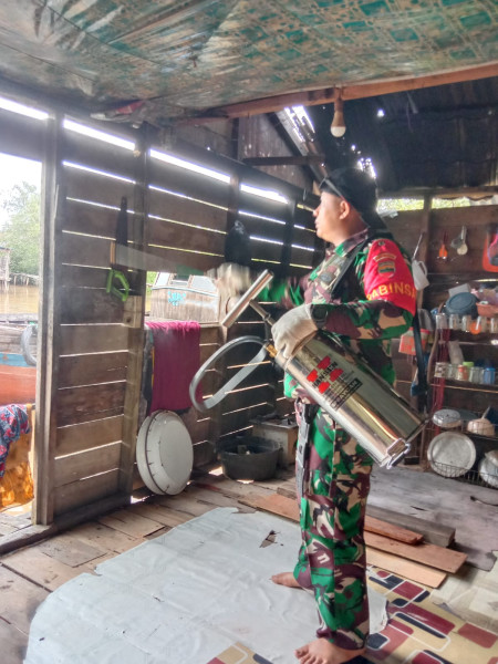 Babinsa Koramil 06/Kateman Gencar Lakukan Fogging Cegah Malaria