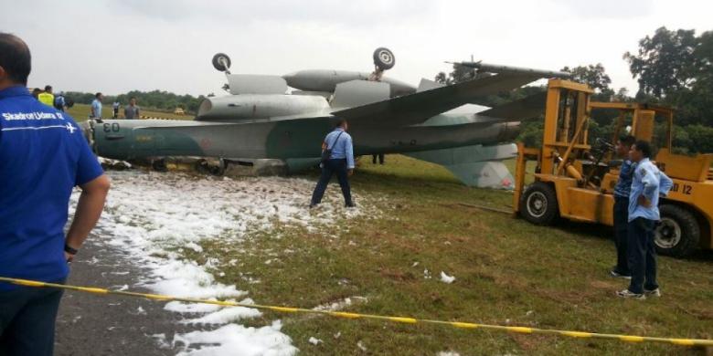 Pesawat Tempur F16 Milik TNI Tergelincir di Bandara SSK II Pekanbaru