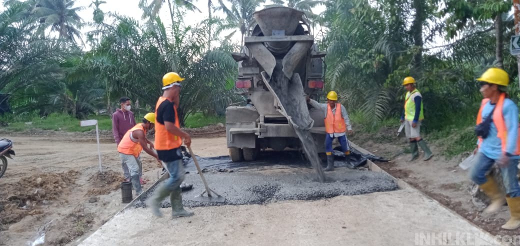 Satgas Kodim 0204/DS Turunkan Truk Molen Ngecor Jalan TMMD Ke-111