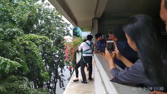 Video Aksi Polisi Gagalkan Percobaan Bunuh Diri di Kelapa Gading