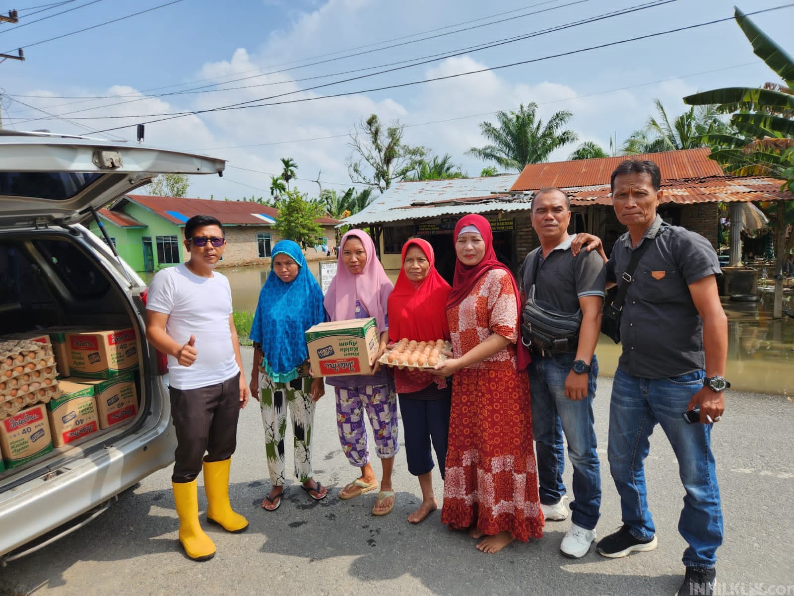 Wakil Ketua DPC PDI-P Sergai Berikan 200 Paket Sembako Untuk Korban Banjir
