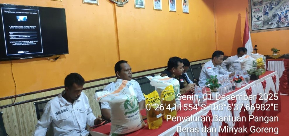 Pendistribusian Bantuan Pangan di Desa Sungai Intan Berjalan Lancar