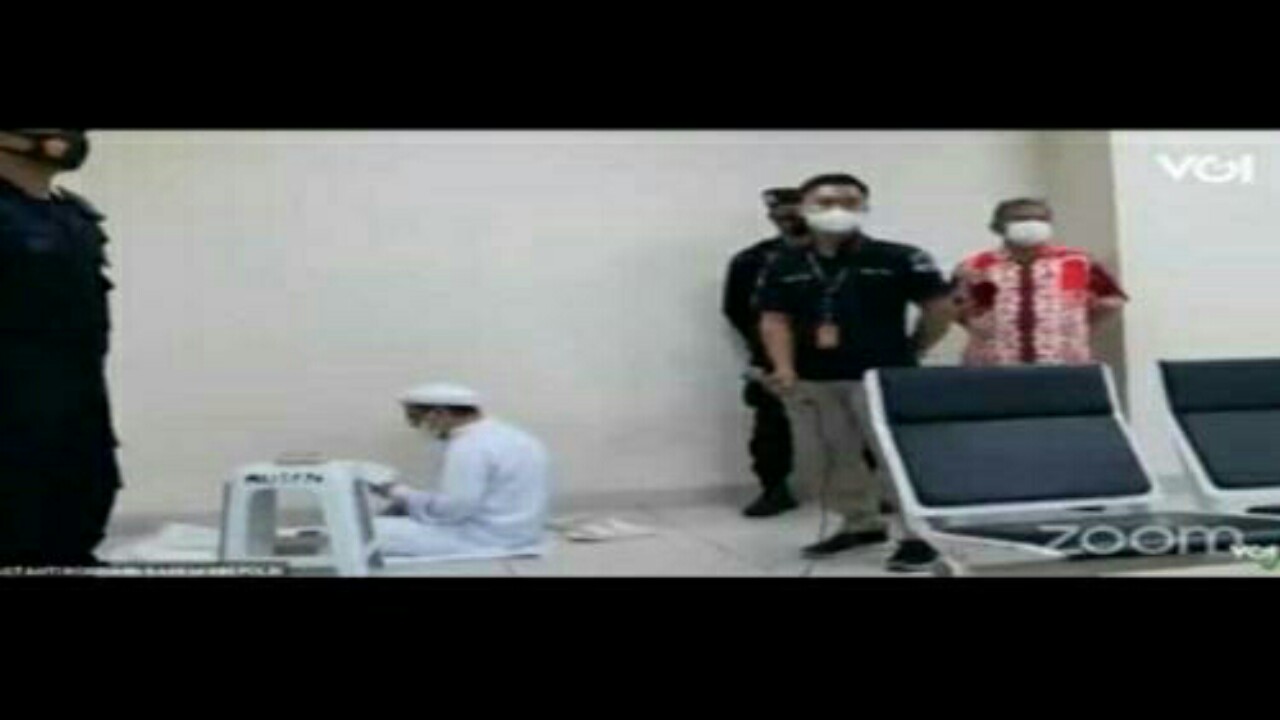Habib Rizieq Salat dan Zikir saat Sidang, Pengacara: Beliau Mendoakan Kebaikan Bagi Umat dan Bangsa