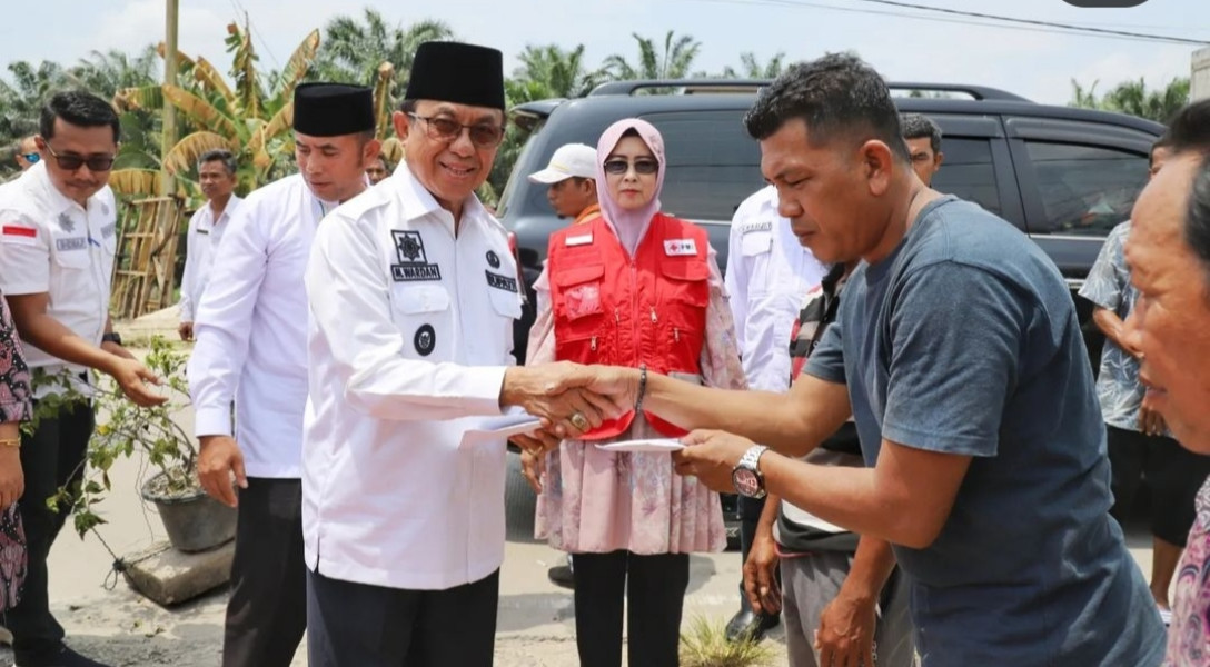 Kunjungi Korban Kebakaran di Desa Sencalang, Bupati Inhil Serahkan Bantuan