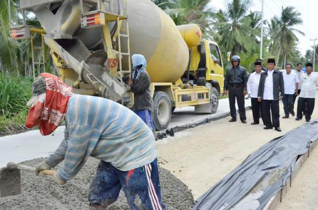 Bupati Inhil Tinjau Langsung Proyek Pengerjaan Jalan Teluk Pinang - Sungai Luar