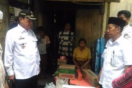 HM Wardan Menemui Dan Berikan Bantuan Untuk Nenek 79 Tahun Di Kempas