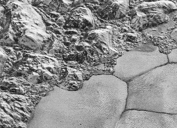 Ini Foto Terbaru Pluto, Permukaannya Mirip Bumi