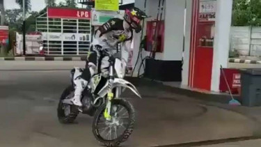 Keren... Antre Isi Bensin, Biker Ini Pamer Freestyle di SPBU