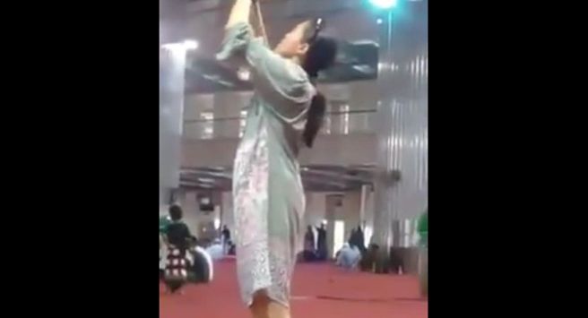 Usai Kontroversi Wanita Bawa Anjing di Masjid Sentul, Beredar Wanita Sexy Foto-foto di Istiqlal