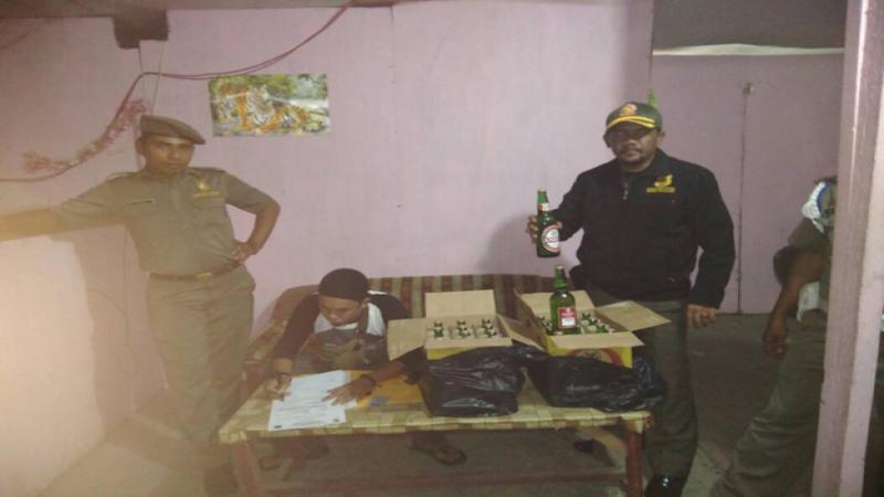 Razia Hotel dan Wisma, Satpol PP Amankan 2 Kardus Bir