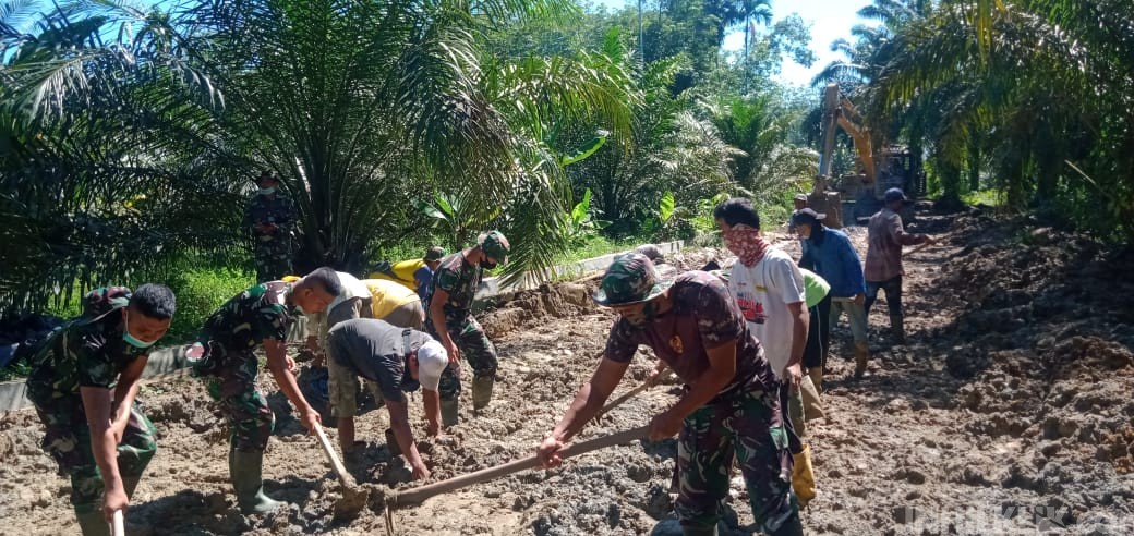 Hujan dan Jalan Berlumpur Tidak Menyurutkan satgas TMMD Ke- 111 Kodim 0204/DS Untuk Terus Bekerja