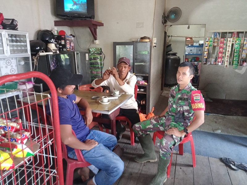 Babinsa Koramil 05/GAS Praka Chandra Laksanakan Giat Komsos Bersama Warga
