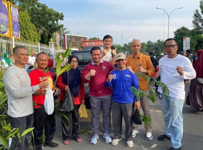 Disambut Antusias Pengunjung CFD, Sosialisasi Program Berkah 7 Pajak Daerah Lewat Bagi-bagi Bibit Tanaman Gratis