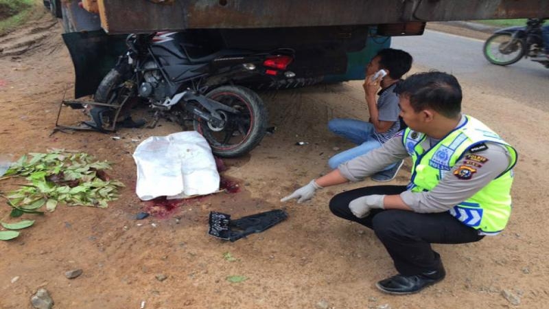 Tabrak Tronton, Pengendara Motor Tewas