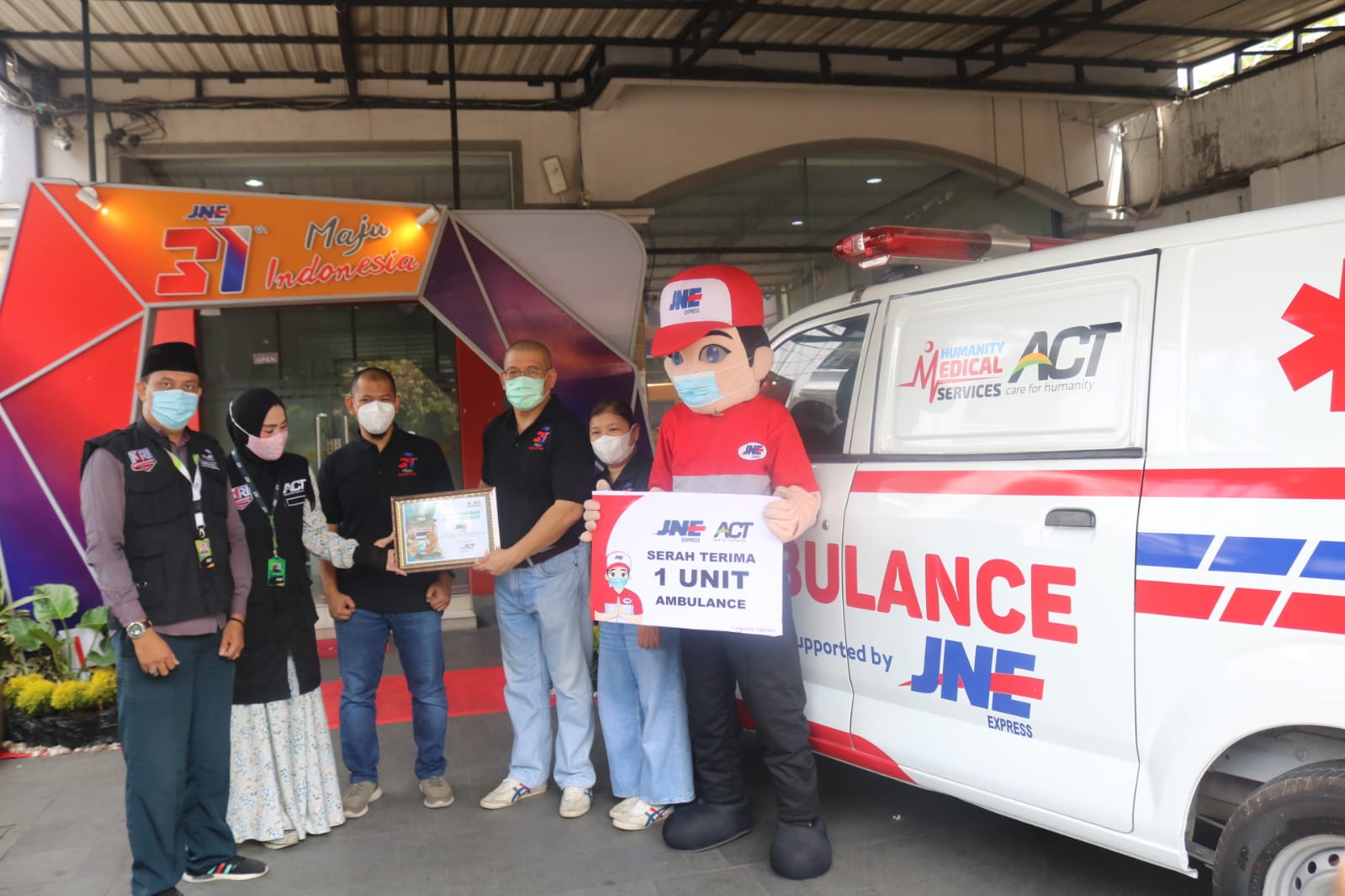 JNE Pekanbaru Salurkan 1 Unit Ambulans Untuk Dukung Aksi-Aksi Kemanusiaan