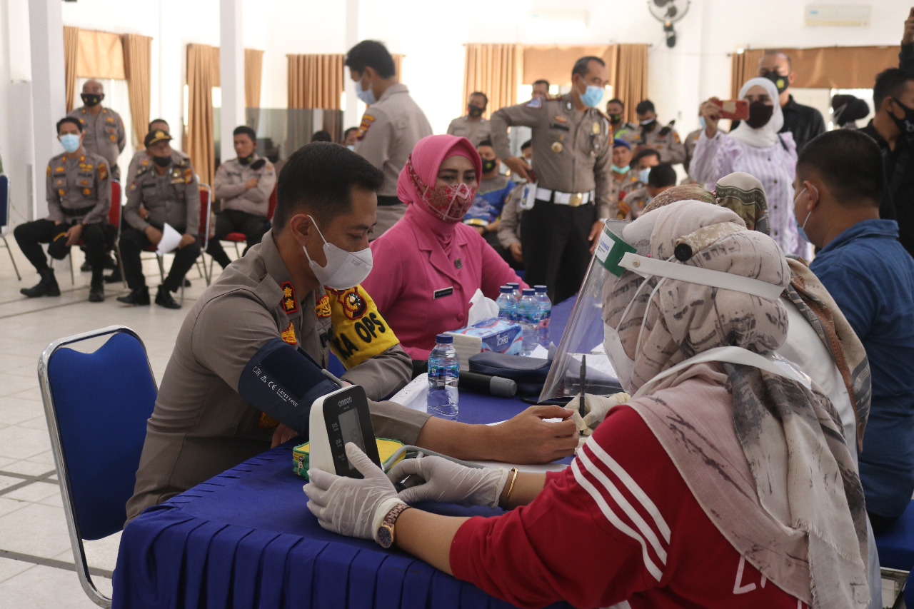 Kapolres Inhil AKBP Dian Setyawan bersama Istri Divaksin